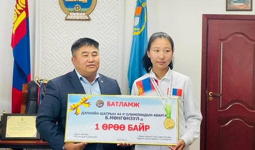Орхон аймгийн Засаг дарга шатарчин Б.Мөнгөнзулыг орон сууцаар шагналаа